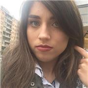 Giovane insegnante privata impartisce ripetizioni di tutte le materie dalle elementari alle superiori